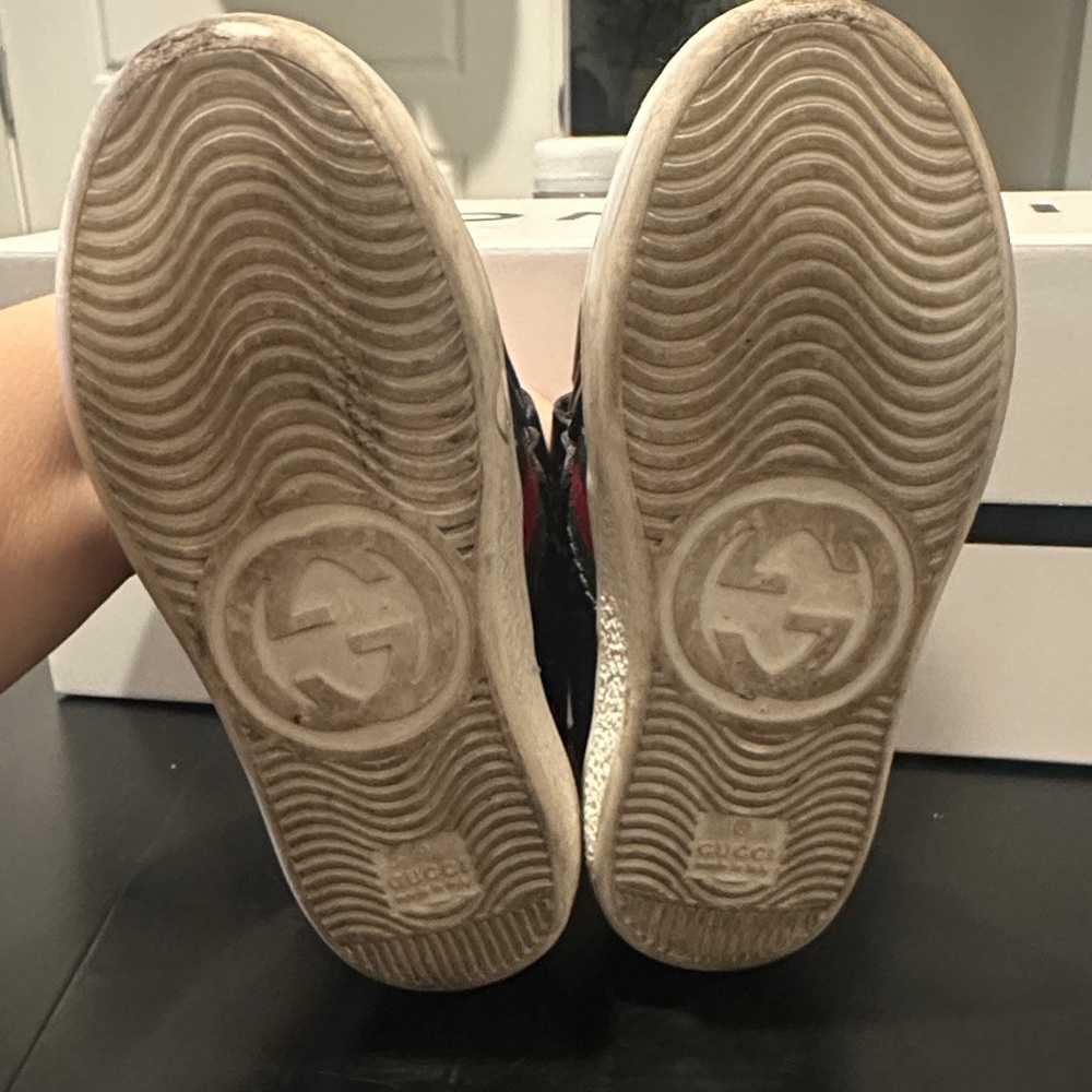 Gucci Kids Black Sneakers with Green and Red Stripes - Picture 4 of 5